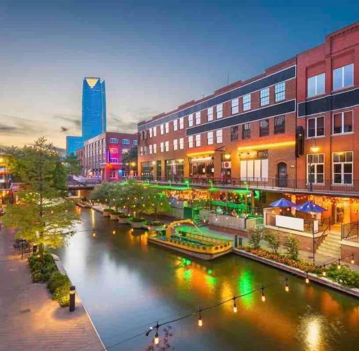 Downtown Luxury Apartment With Free Parking Space Oklahoma City Eksteriør billede