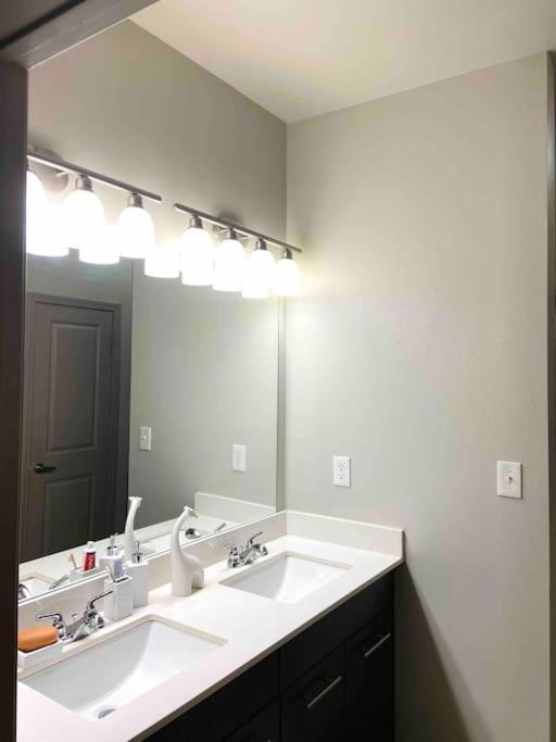 Downtown Luxury Apartment With Free Parking Space Oklahoma City Eksteriør billede