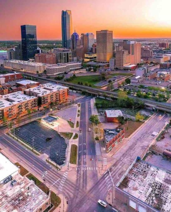 Downtown Luxury Apartment With Free Parking Space Oklahoma City Eksteriør billede